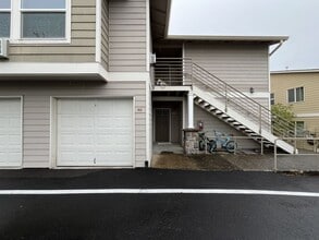 Building Photo - Spacious 904 Sq Ft Home in Bethany with Garage Parking, Washer/Dryer & Modern Kitchen Features