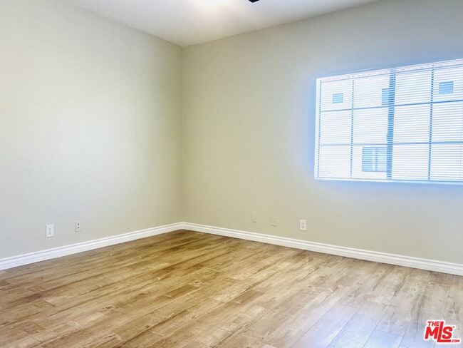 Building Photo - 4349 Cahuenga Blvd