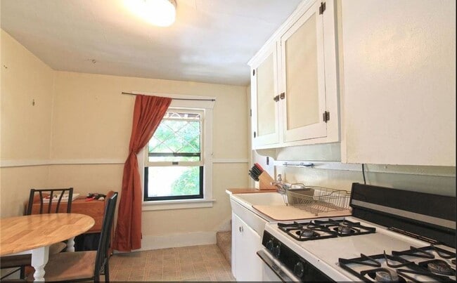 Building Photo - 433 S Black Ave