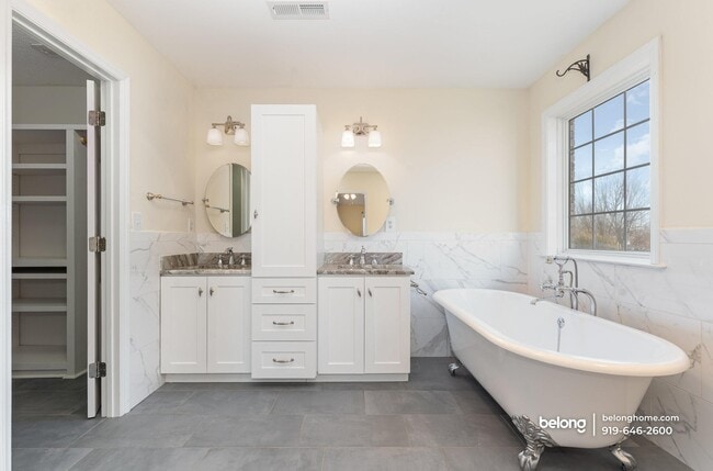 Building Photo - 4332 Southern Oak Dr