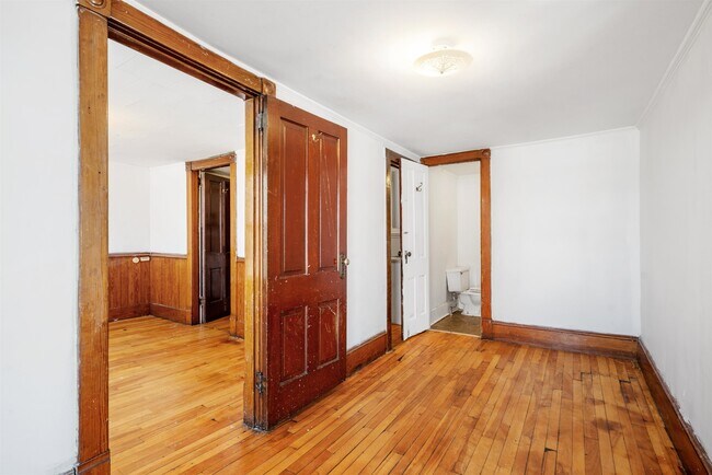 Building Photo - 4 Elm St