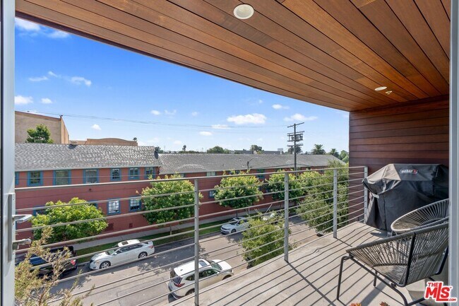 Building Photo - 611 N Bronson Ave