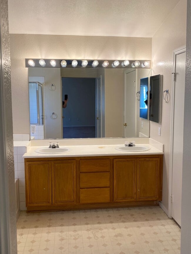 Building Photo - 4 bedroom/3 bath home located in Henderson