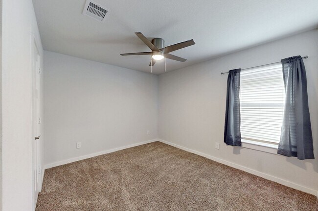 Building Photo - 3 Bedroom, 2 Bath in Midtown Subdivision C...