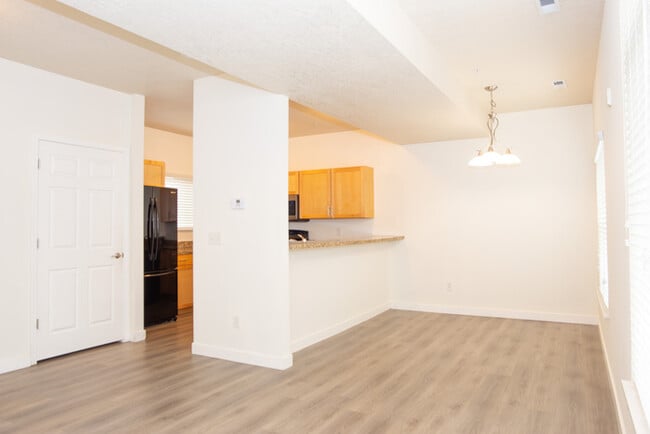 Building Photo - Incredible upper level 2 story condo