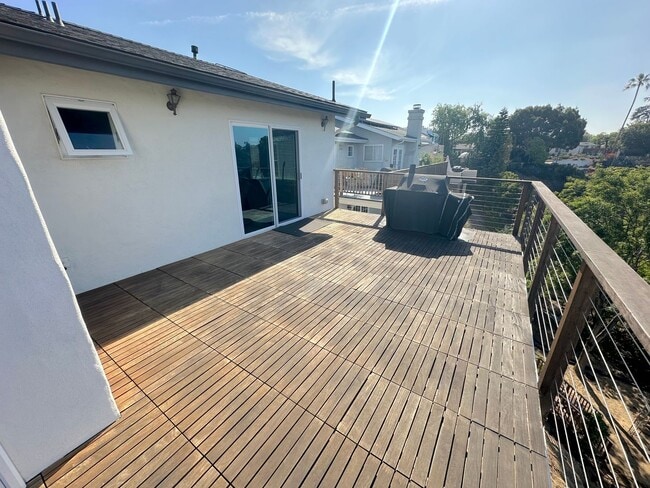 Building Photo - Stunning Hillside Home with Expansive View...