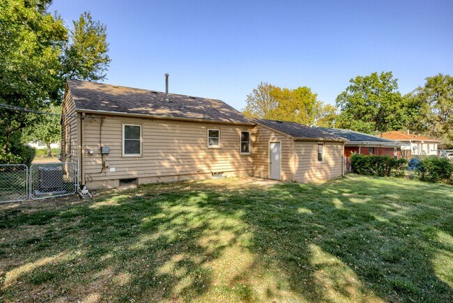 Building Photo - 2 Bedroom With Oversized Garage & Prime Location Near 90th & Blondo!!