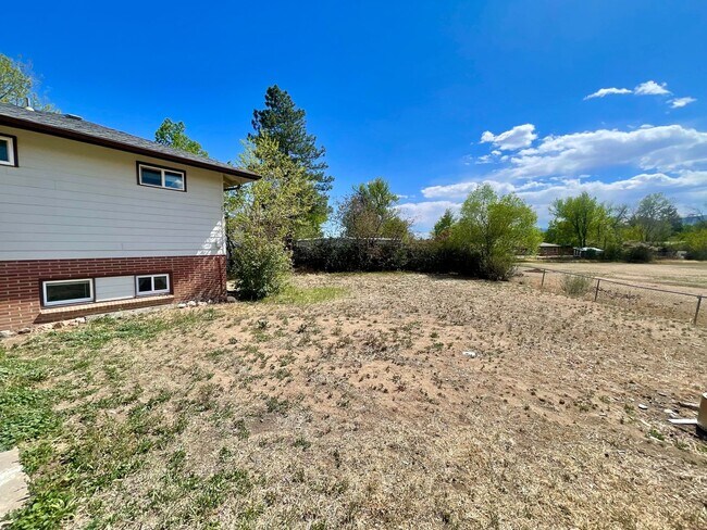 Building Photo - Expansive 5-bedroom, 2.5-bath home with incredible mountain views!