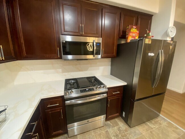 Building Photo - Elegant 5-Bedroom, 3.5-Bathroom Home – Mov...