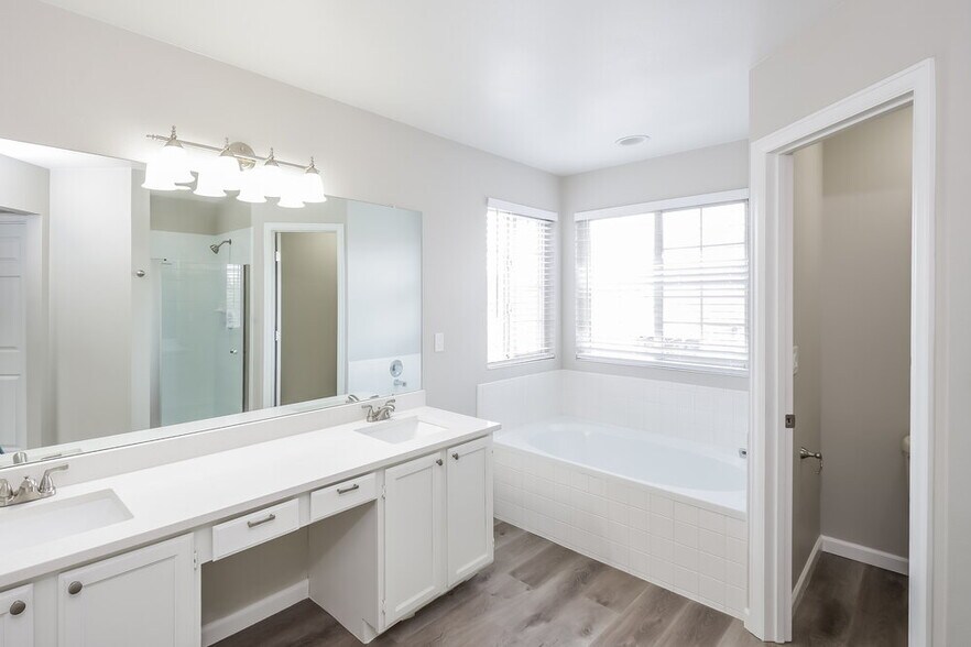 Building Photo - 6644 E 123rd Dr