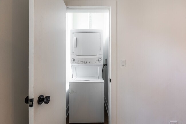 Building Photo - 3211 W Le Moyne St