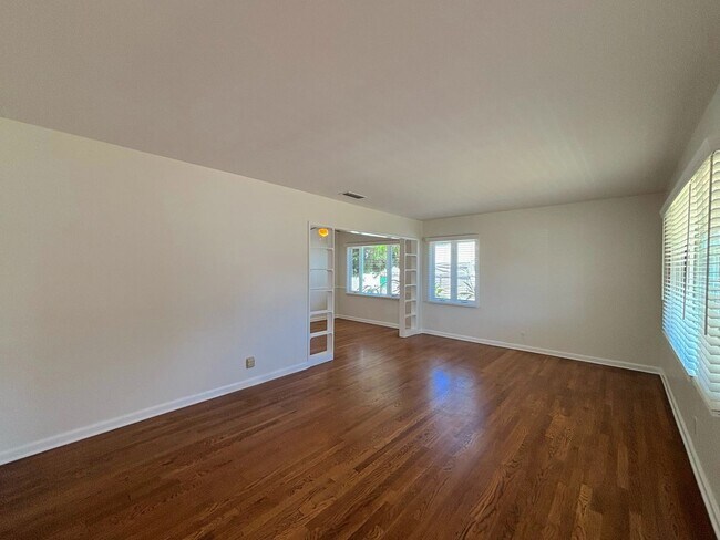 Building Photo - Clean and comfortable 3 bedroom available ...