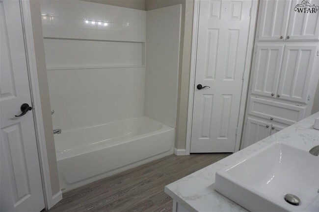 Building Photo - 1112 Lisa Ln