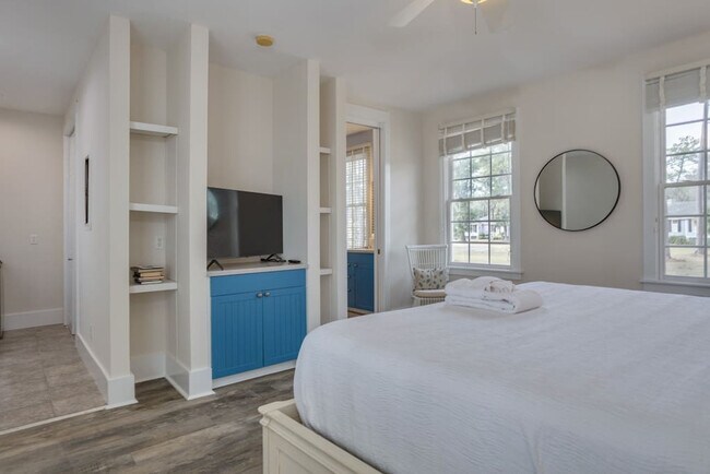 Building Photo - 152 Avenue of Oaks