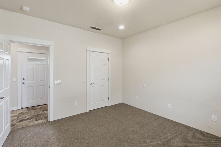 Building Photo - 741 SW Kinsington Ct