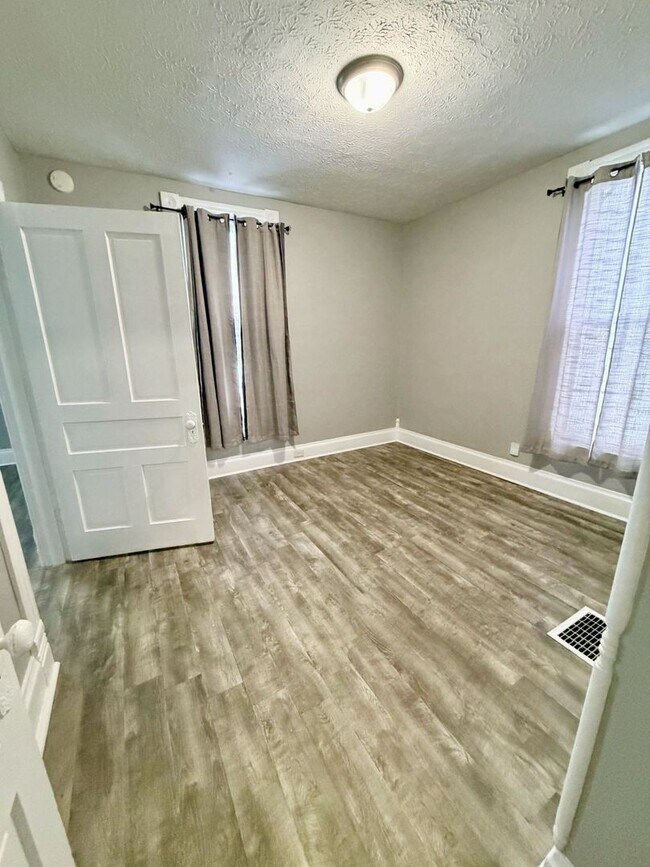 Building Photo - 511 S Broadway St