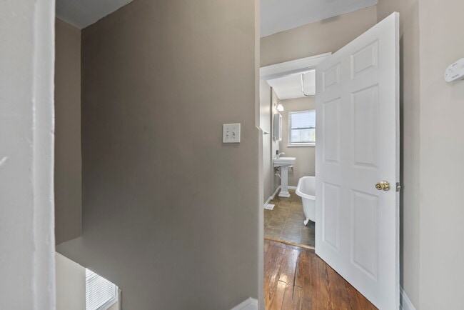 Building Photo - 1343 Bruck St