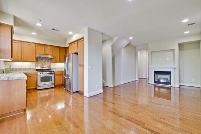 Building Photo - Excellent 4 Bed 2.5 Bath Town Home!