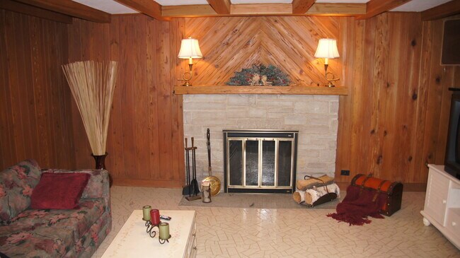 Building Photo - 460 Highcrest Dr