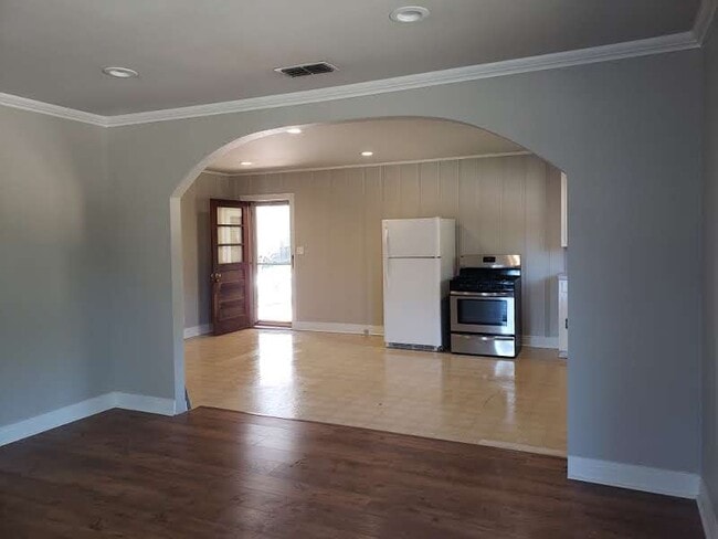 Building Photo - 1521 S Wall Ave