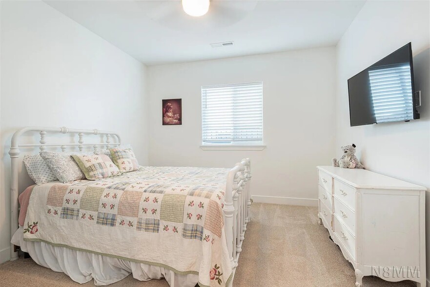 Building Photo - 5651 S Garnet Dr