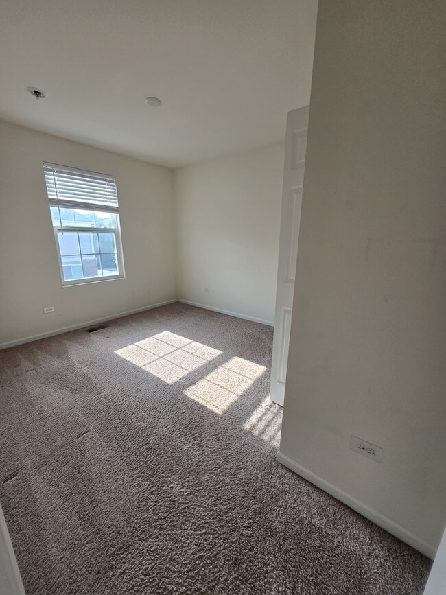 Building Photo - 522 Fairway Dr