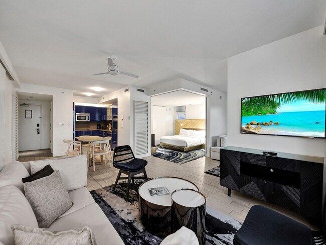 Building Photo - 3101 Bayshore Dr