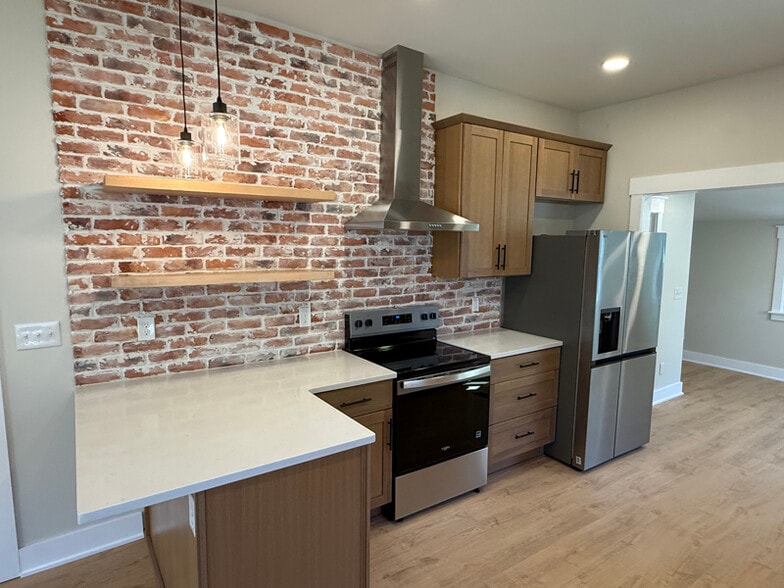 Building Photo - 409 W 6th Ave