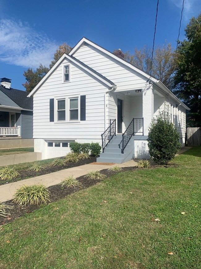 GREAT LOCATION! Charming Crescent Hill Home - 2 bedroom/1 bathroom single family home - GREAT LOCATION!  Charming Crescent Hill Home - 2 bedroom/1 bathroom single family home