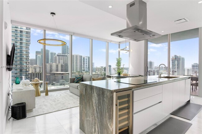 Building Photo - 700 NE 26th Terrace