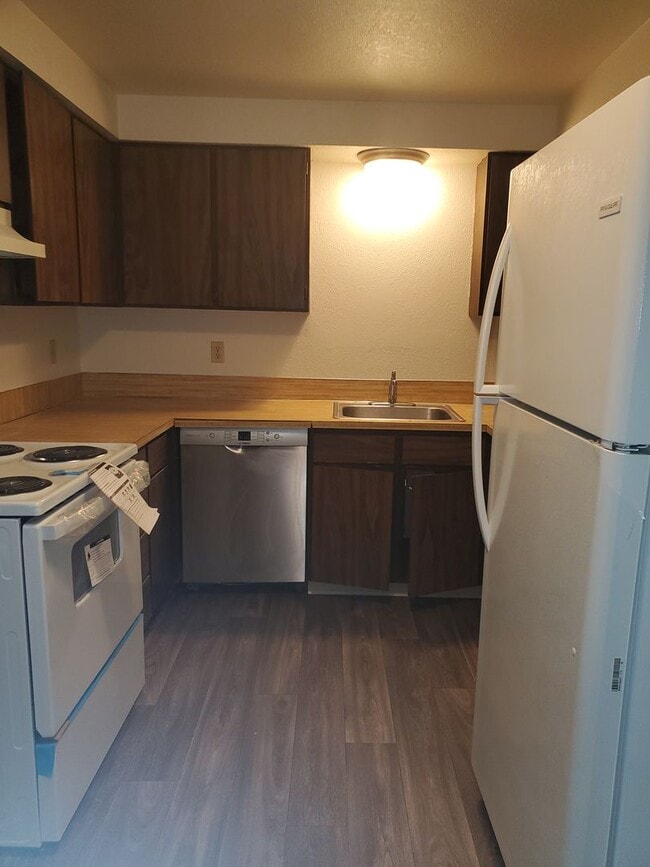 Building Photo - 2 bed 1 bath Duplex