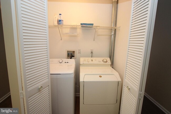 Building Photo - 1004 Julian Dr W