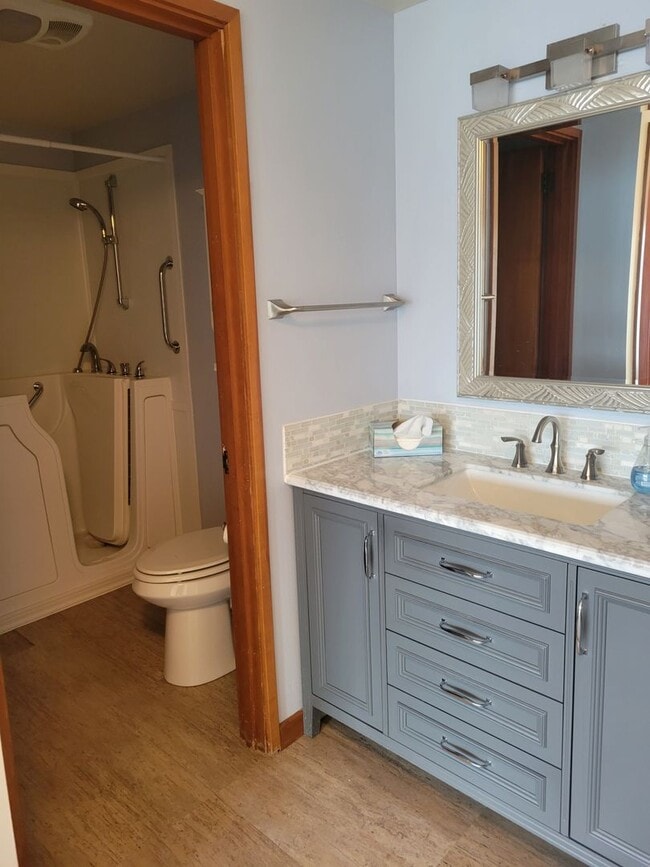 Building Photo - 2BD Condo Located in Charming Neighborhood...