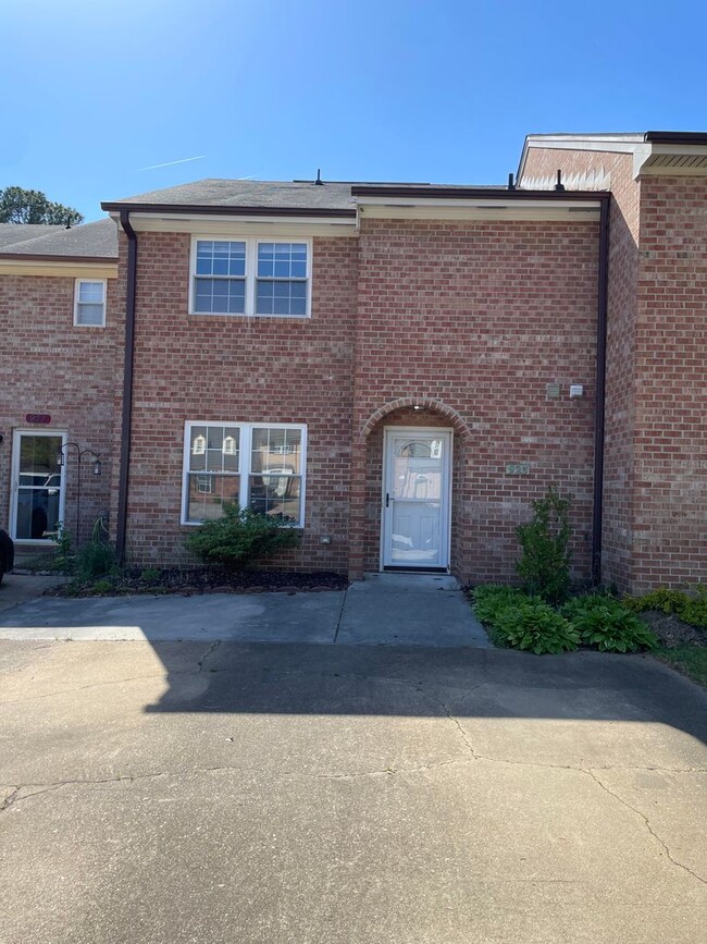 Primary Photo - Gorgeous townhome in Kings Grant