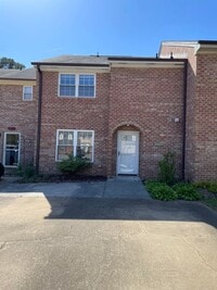 Building Photo - Gorgeous townhome in Kings Grant