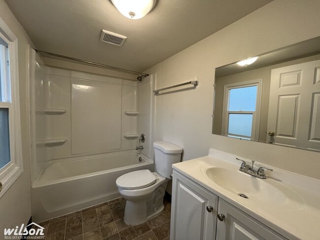 Building Photo - Updated Bungalow with 4 Bedrooms and 2 Full Bathrooms