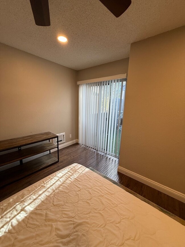 Building Photo - Centrally located Mission Valley 2 bedroom condo