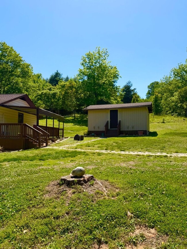 Building Photo - Adorable 2 bedroom farmhouse 10 minutes to Downtown Asheville