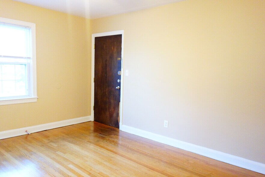 Building Photo - 8408 Greenwood Ave