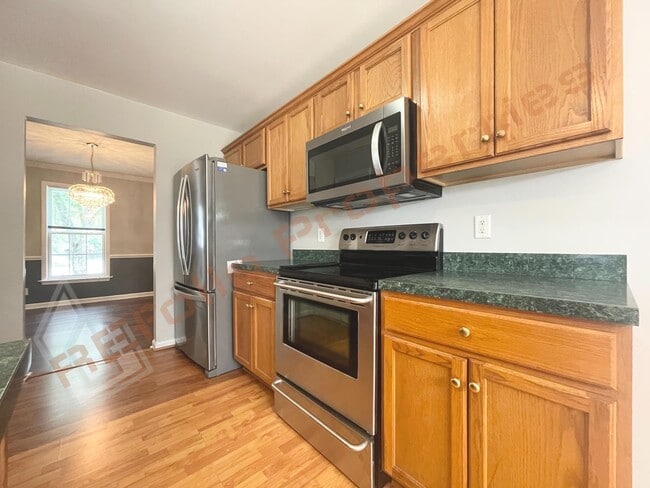 Building Photo - Beautiful 3 Bedroom 2 Car-Garage Home w/ H...