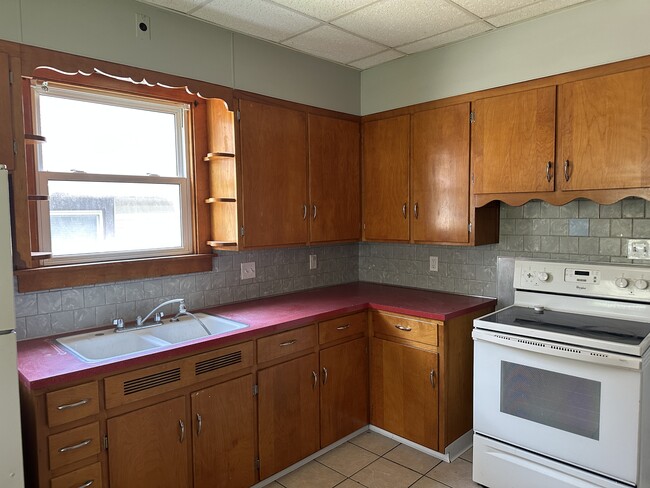 Building Photo - 909 E Garden St