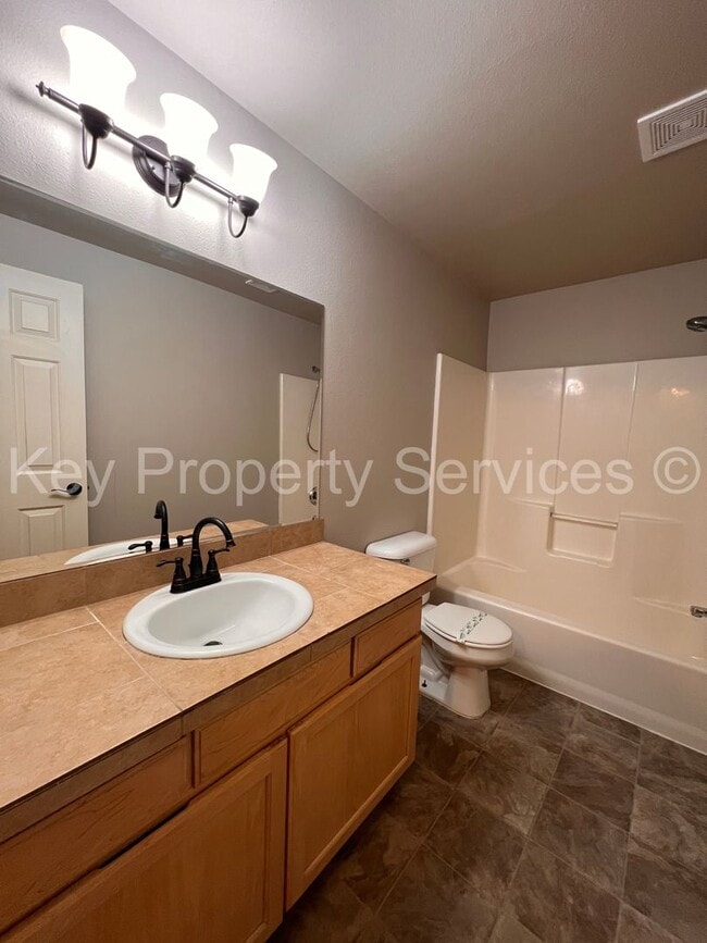 Building Photo - Charming Home in Quiet Image Neighborhood