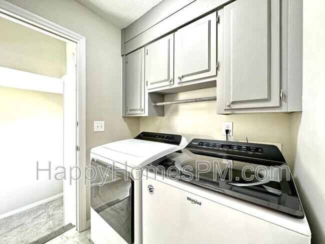 Building Photo - 6 Duck Pond Ct