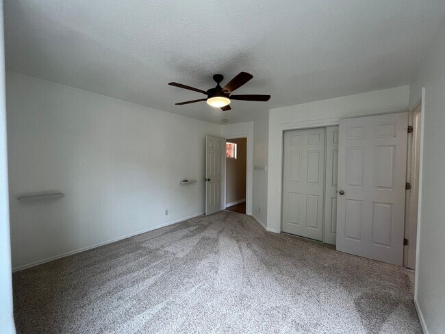 Building Photo - Gorgeous and Quiet 4 Bedroom 2.5 Bathroom ...