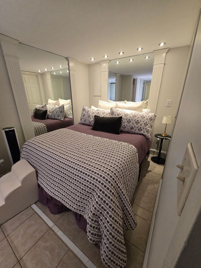 Building Photo - 14L