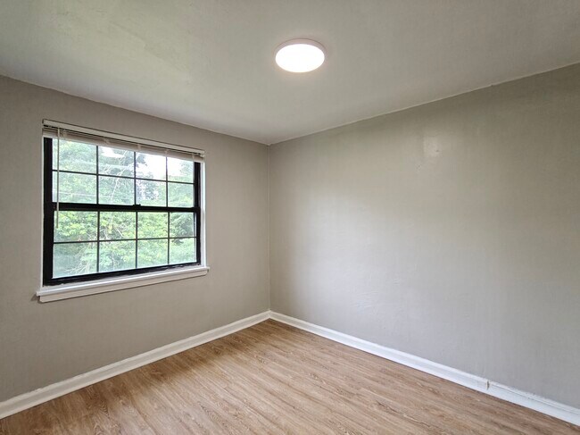 Building Photo - 120 Yorke St