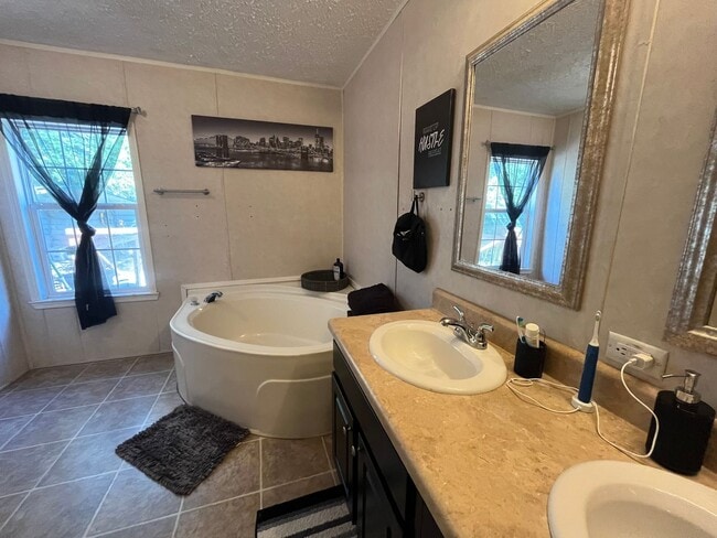 Building Photo - Spacious 3 Bedroom, 2 Bath Manufactured Home – Live Oak, FL