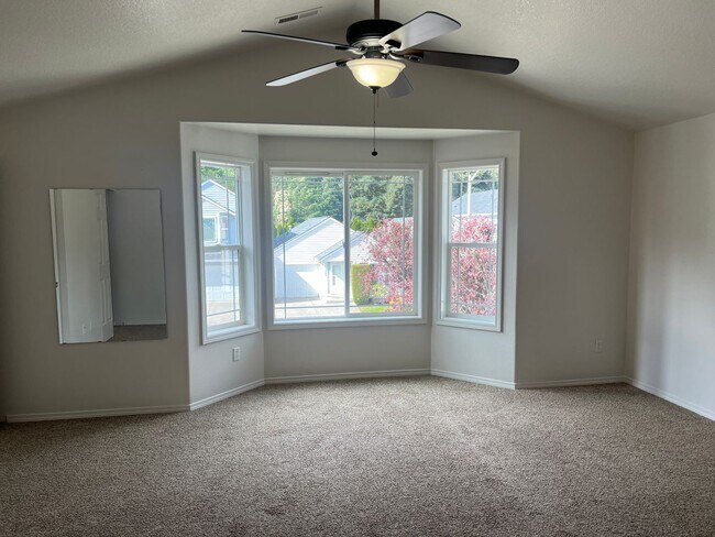Building Photo - COMING SOON- Spacious Townhouse in Great C...