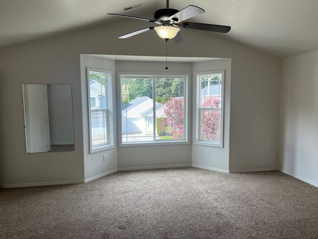Building Photo - Spacious Townhouse in Great Central Locati...