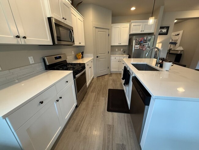 Building Photo - Immaculate 3-Bedroom Home with Open Layout in Crescent Creek